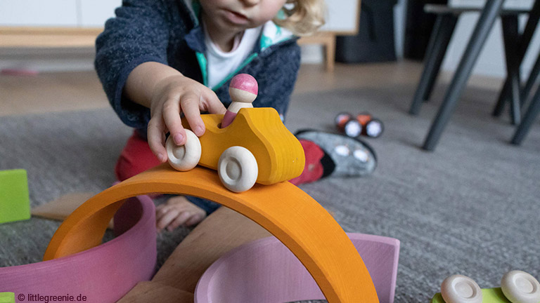 https://www.hallofamilie.de/wp-content/uploads/2021/10/Spielerisch-Lernen-mit-Montessori-Spielzeug.jpg
