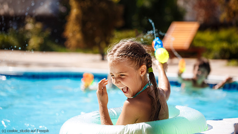 Familien, die einen Garten besitzen, spielen über kurz oder lang mit dem Gedanken, sich einen Pool zuzulegen. Das ist schließlich ein Spaß für kleine und große Familienmitglieder. Dabei sind vor der Anschaffung ein paar Überlegungen in Betracht zu ziehen.